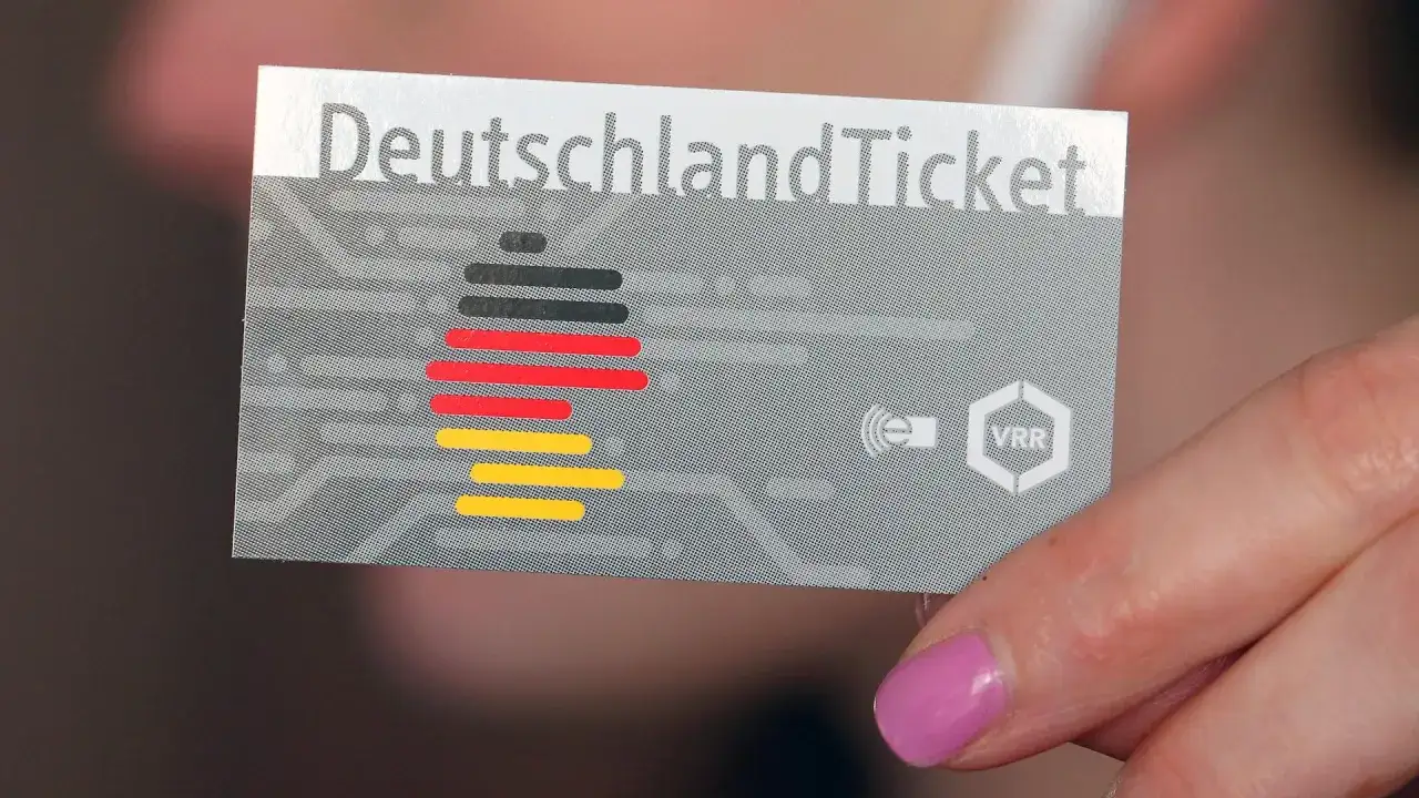 Ein Deutschlandticket in der Hand. Es gilt monatlich und ist flexibel k&uuml;ndbar.