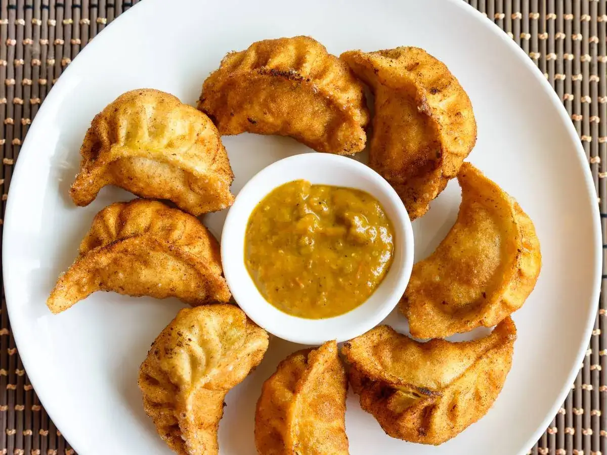 Chrupiące momo, czyli nepalska kuchnia w najlepszym wydaniu, podane z aromatycznym sosem.