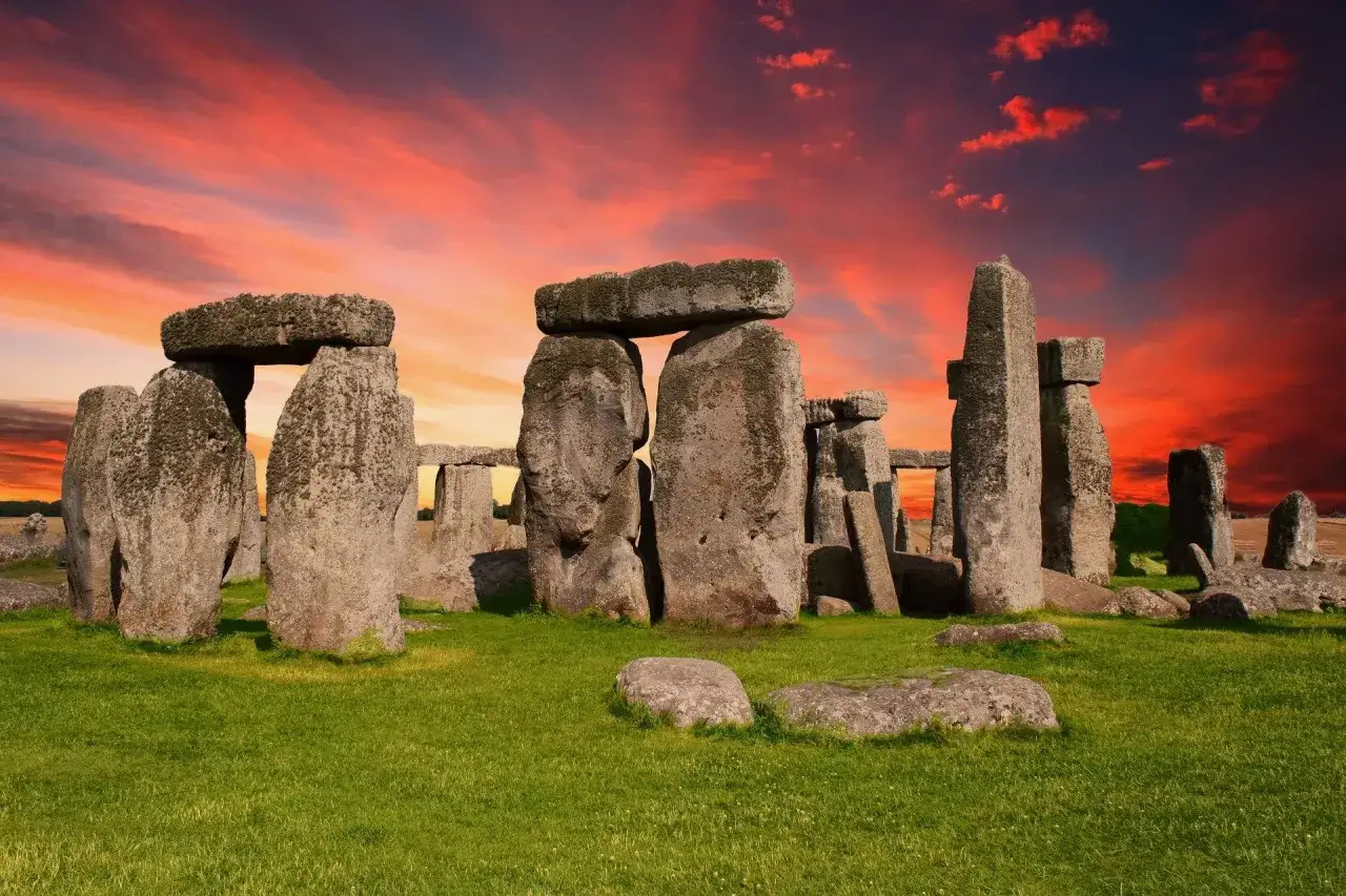 Stonehenge, jedna z największych atrakcji Wielkiej Brytanii, na tle dramatycznego, czerwonego nieba.