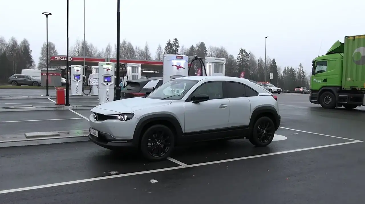 Biała Mazda MX-30 na ładowarce Ionity. Zasięg tego elektryka jest kluczowy podczas podróży.