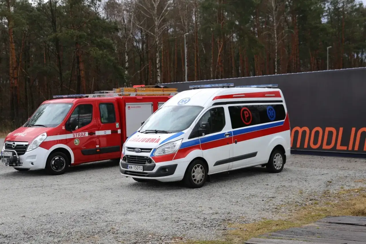 Straż pożarna i karetka czekają na kurs na pojazdy uprzywilejowane.