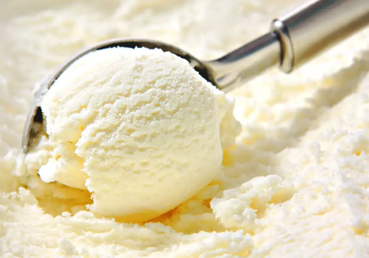 Kremowe lody waniliowe nabierane łyżką. Idealne na lato, pyszny przepis na lody z maszynki.