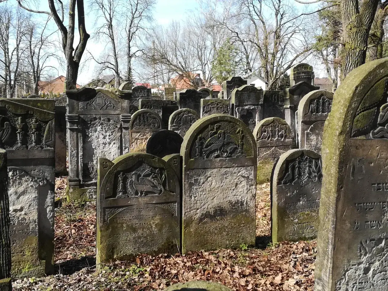 Na starym cmentarzu żydowskim, kamienie na macewach symbolizują pamięć i szacunek. Wiele nagrobków zdobią hebrajskie napisy i symboliczne rzeźby.