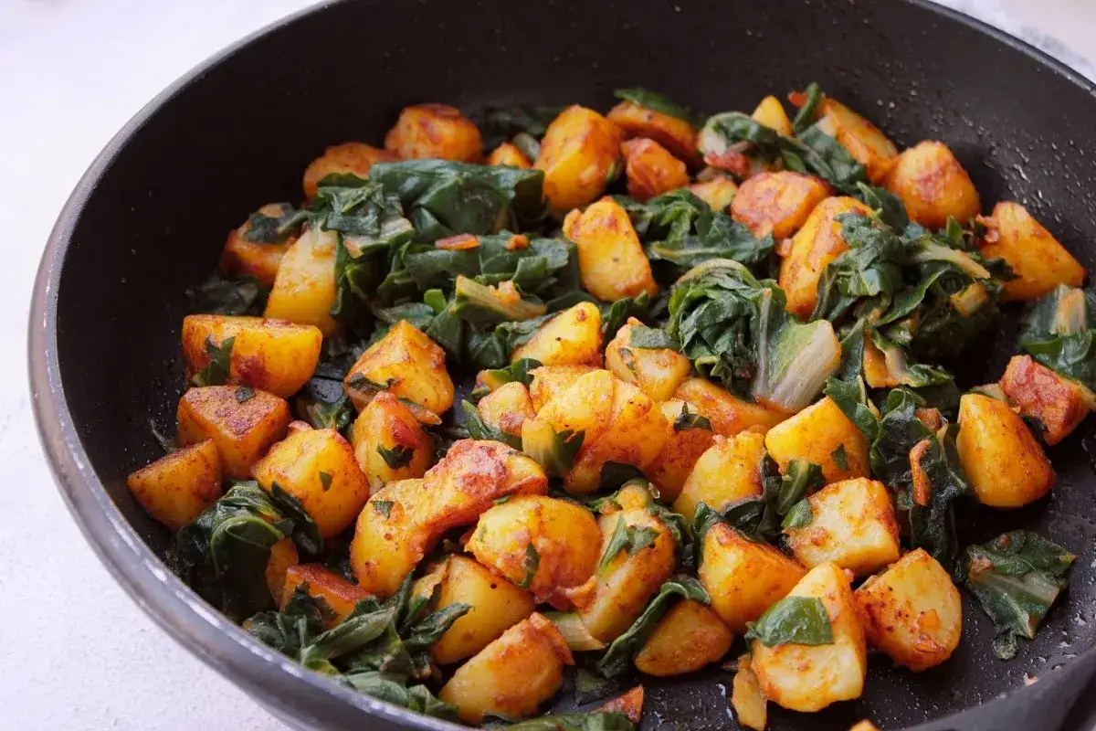 Patatas y acelgas salteadas en sart&eacute;n, una deliciosa receta con acelgas, perfecta para una comida saludable y sabrosa.