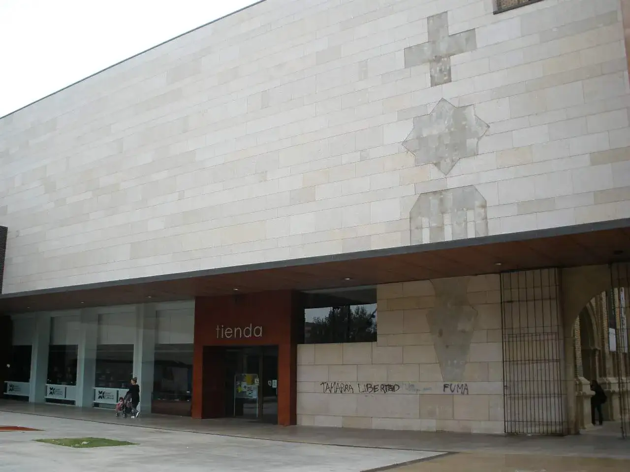 Fachada del centro de historias Zaragoza, con su tienda y detalles arquitectónicos.
