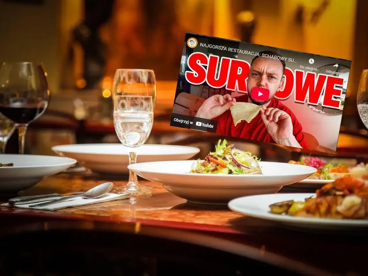 Książulo ocenił negatywnie restaurację, co widać na ekranie. Stół w restauracji nakryty do obiadu.