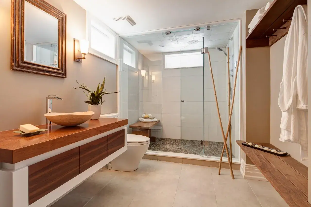 Moderno ba&ntilde;o con ducha de cristal, lavabo de madera y tocador. Un ejemplo de c&oacute;mo cambiar ba&ntilde;era por ducha para un estilo m&aacute;s actual.