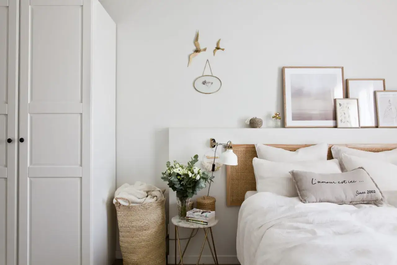 Chambre scandinave deco cocooning : lit blanc, t&ecirc;te de lit en rotin, coussin 