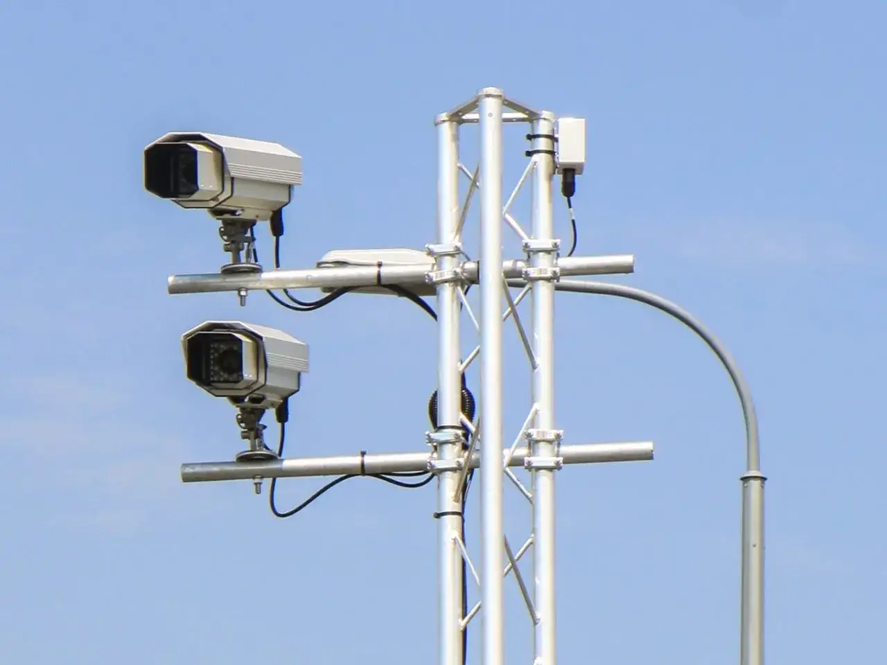 Dwa urządzenia do odcinkowego pomiaru prędkości na A1, czuwające nad bezpieczeństwem kierowców.