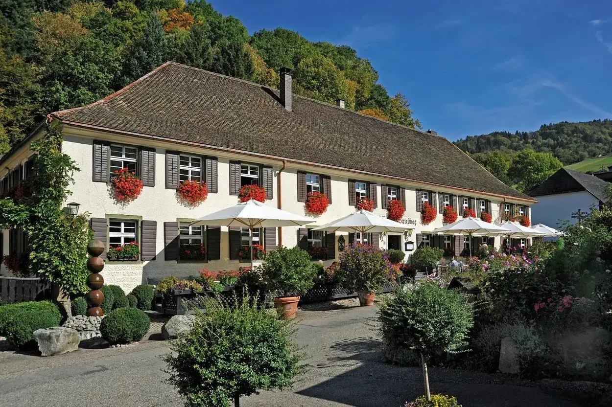 Romantik Hotel Spielweg Münstertal Außenansicht mit Natur
