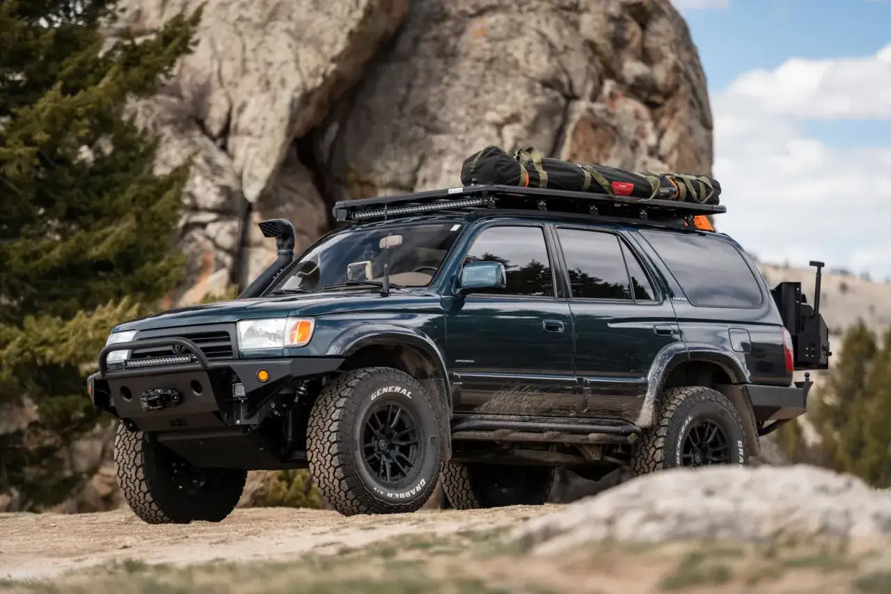 Nissan Terrano 2 preparado off road, listo para la aventura. Con snorkel, portaequipajes y neumáticos todoterreno, este vehículo está listo para conquistar cualquier camino.