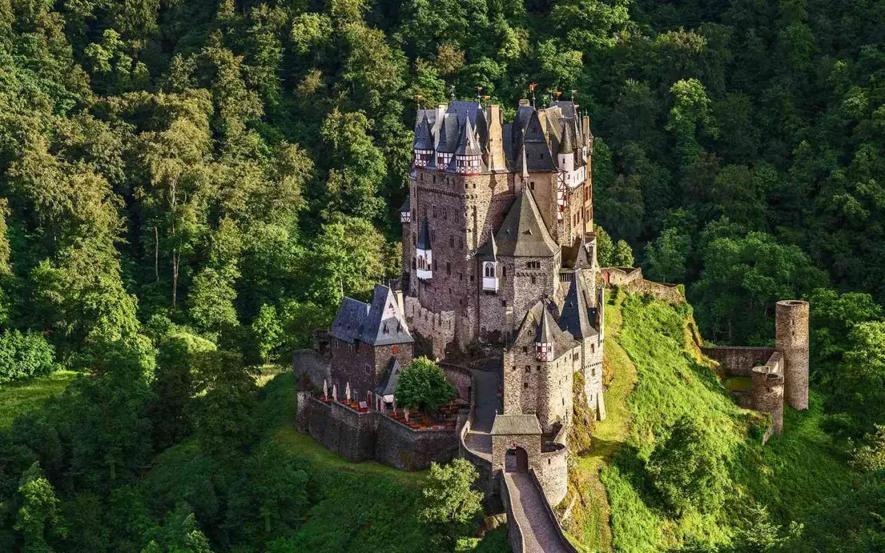 Majestatyczny zamek Eltz, jeden z najpiękniejszych zamków w Europie, otoczony bujnym lasem.