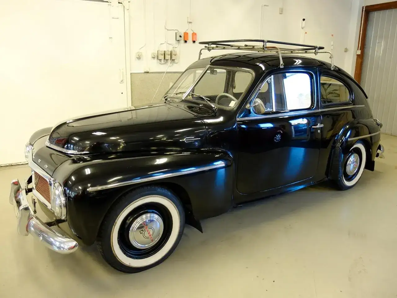 Svart Volvo PV 1954 med takr&auml;cke, redo f&ouml;r en klassisk svensk resa.