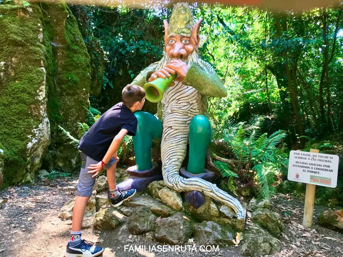 Un ni&ntilde;o explora un duende en un bosque, parte de las rutas con ni&ntilde;os en Cantabria.