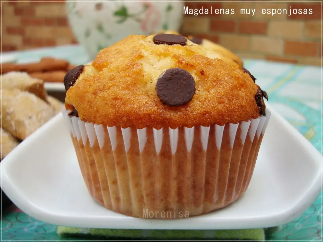 Magdalenas sin huevo, esponjosas y con trocitos de chocolate, perfectas para un café.