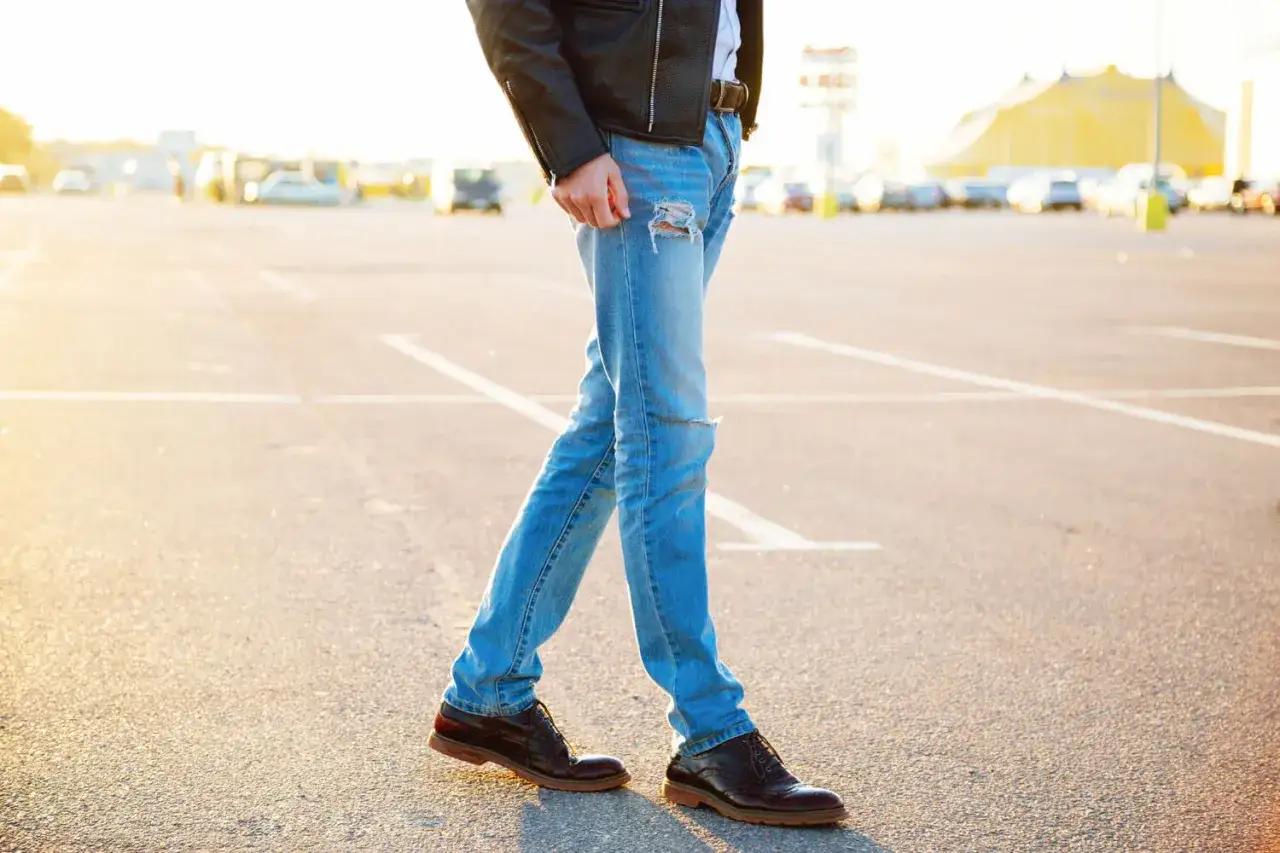 Eleganckie, ciemnobrązowe buty męskie do sk&oacute;rzanej kurtki i podartych jeans&oacute;w. Idealne na casualowy spacer.