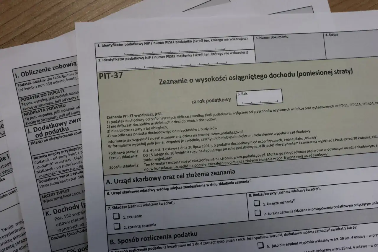 Formularz PIT-37, gdzie można rozliczyć dochody i ewentualnie uwzględnić podatek solidarnościowy.