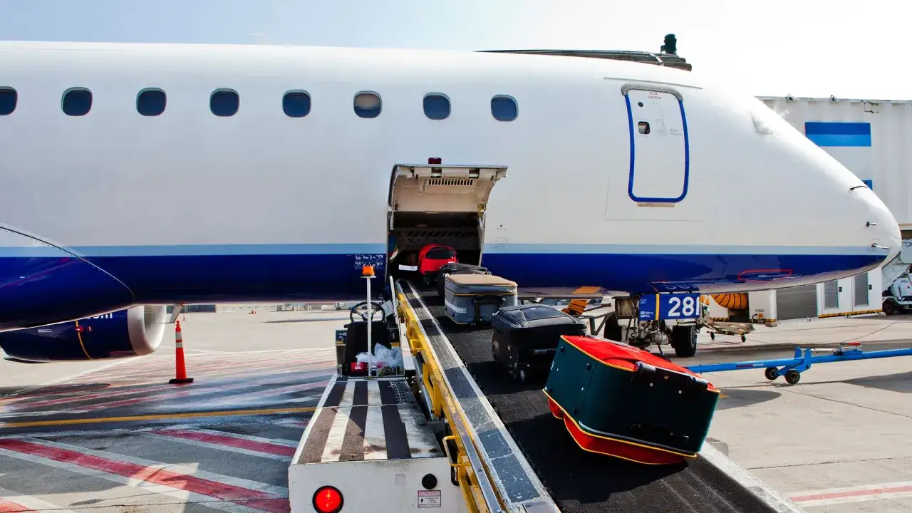 Bagaż ładowany do samolotu. Czy Skyline Express Airlines opinie są pozytywne?