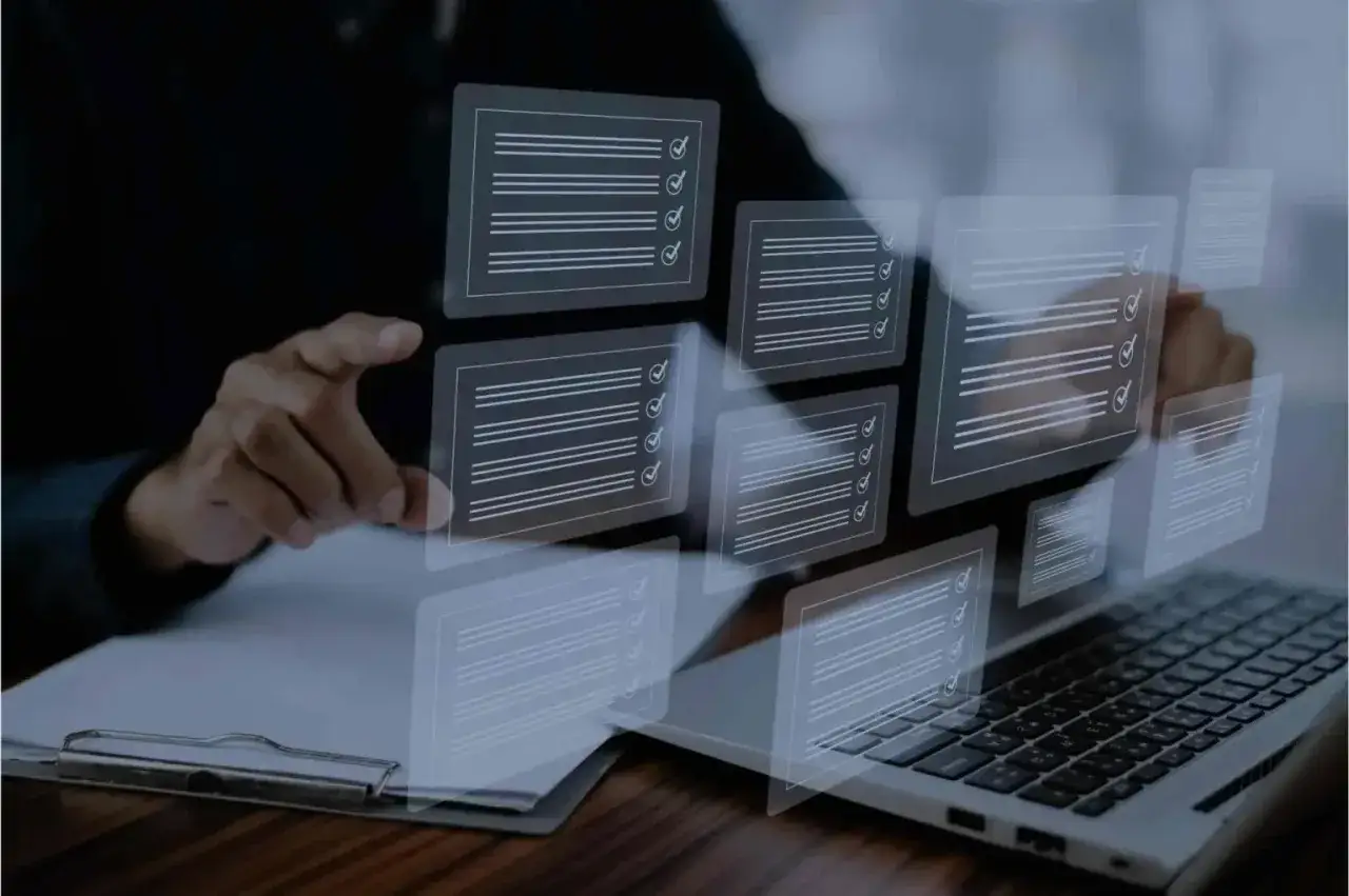 Persona interactuando con pantallas virtuales de listas de verificación, representando la gestión documental y organización de archivos.