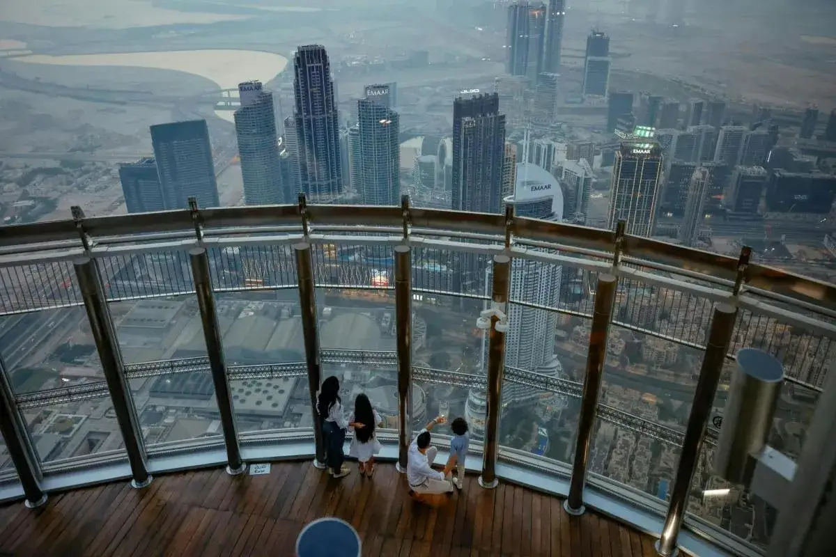 Wnętrze Burj Khalifa hotel Armani taras widokowy