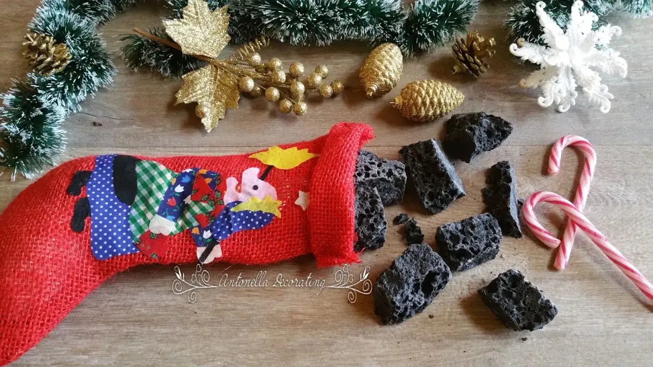 Calze rosse con carbone, dolcetti e decorazioni natalizie: cosa si lascia alla Befana.