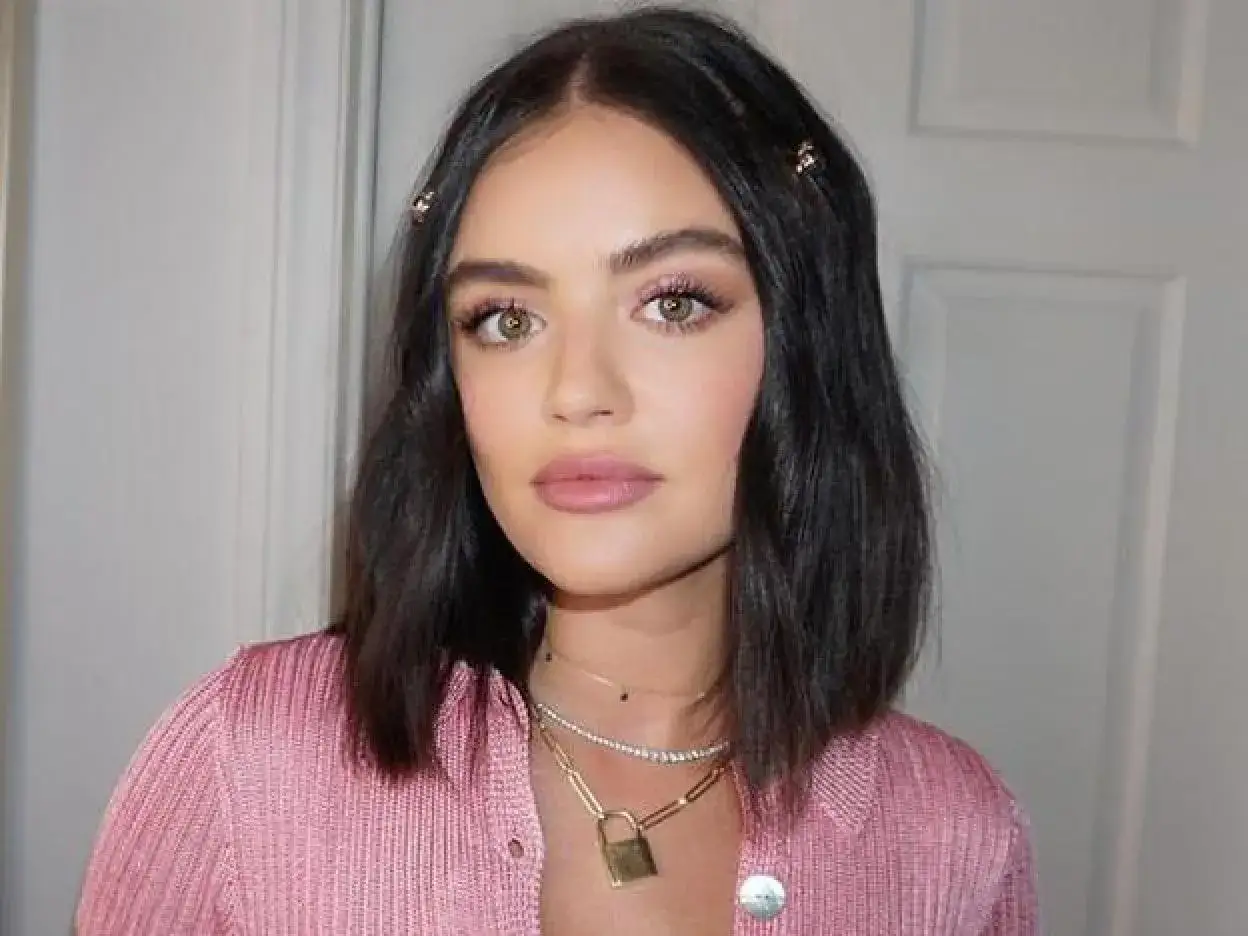 Chica con pelo oscuro y ondas suaves, adornado con pasadores dorados. Un look que marca la tendencia pelo 2026.