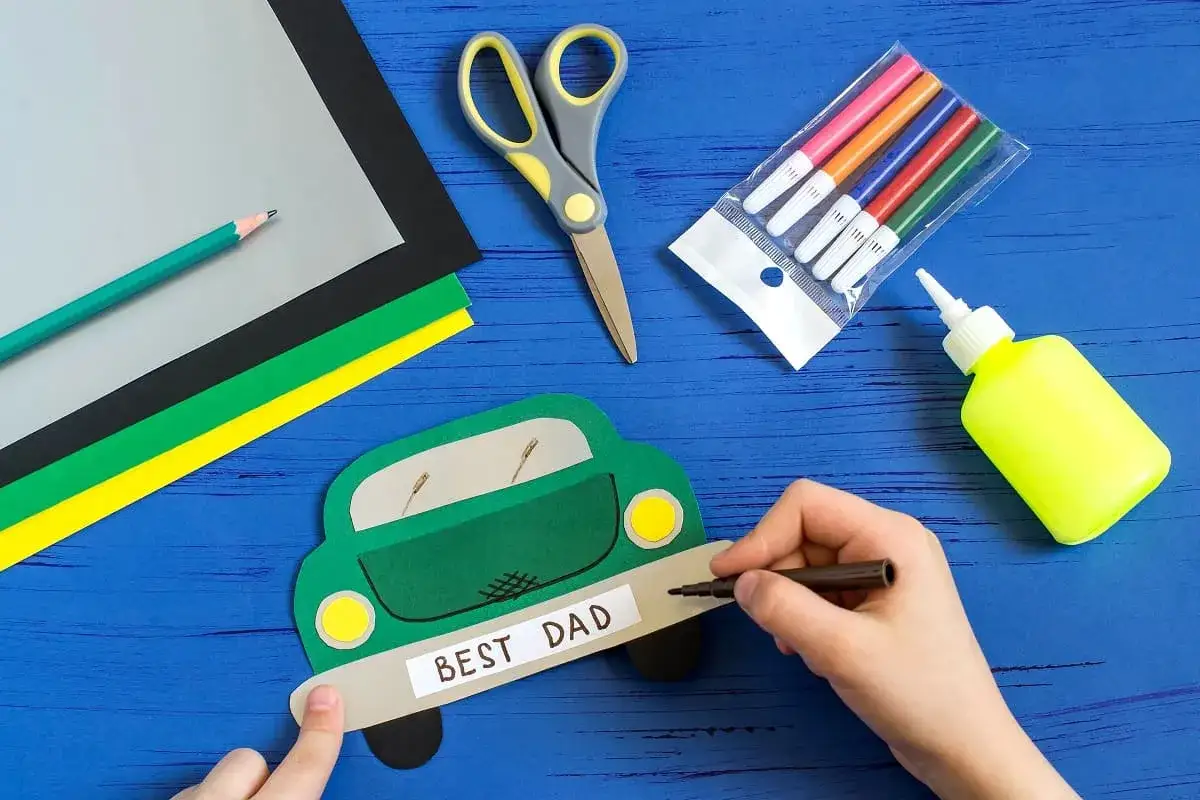 Idee fai da te festa del pap&agrave;: creare un'auto di cartoncino con la scritta 