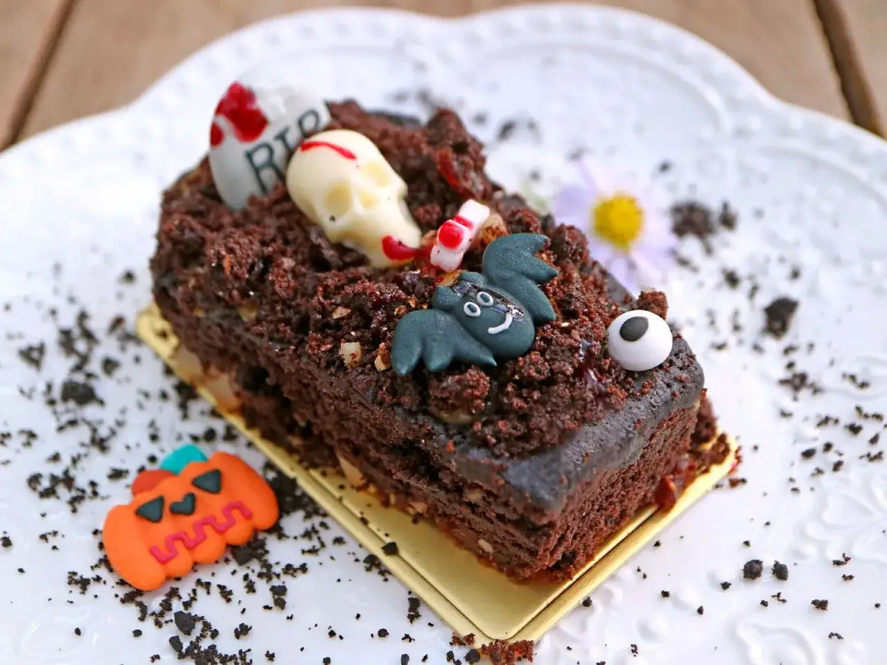Pastel de chocolate con decoraci&oacute;n de Halloween: calavera, murci&eacute;lago y l&aacute;pida. &iexcl;Tartas de Halloween originales para asustar y deleitar!