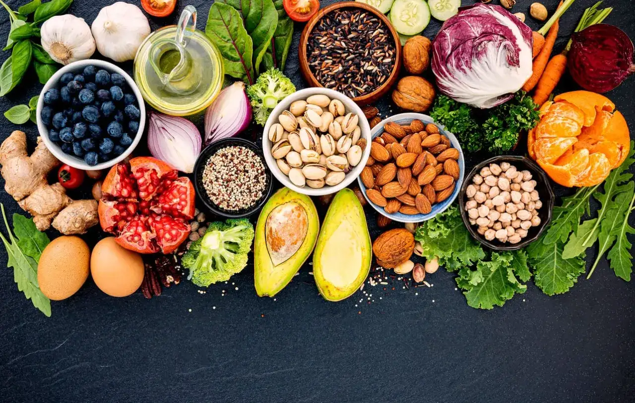 Fruits, légumes, noix, graines, œufs et huile d'olive. Une alimentation saine pour savoir quels aliments éviter quand on a du cholestérol.