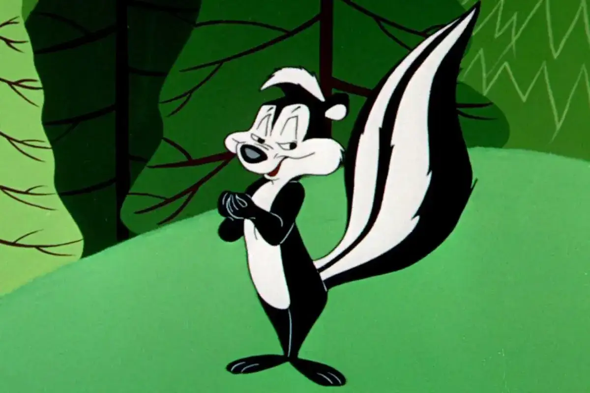 Pepè la puzzola, con la sua folta coda a strisce, si pavoneggia in un prato verde, pronto a conquistare.