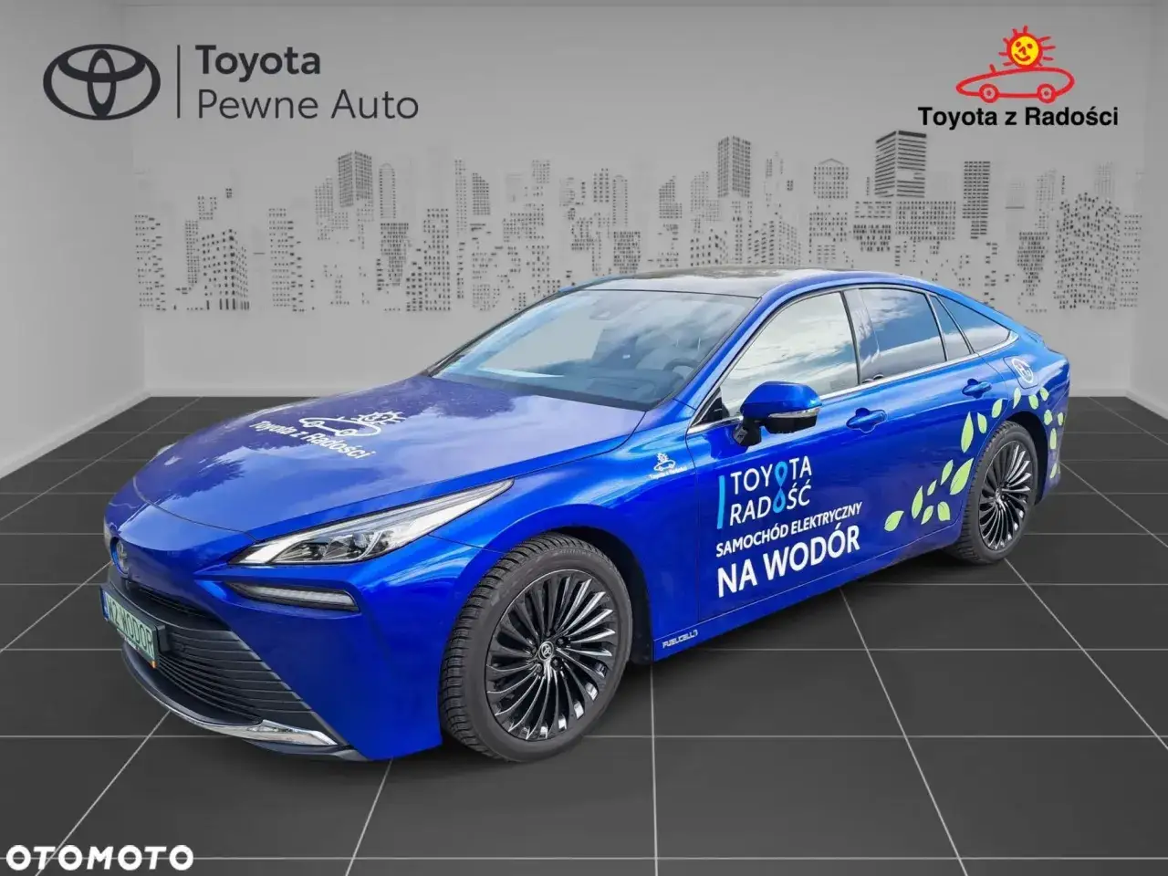 Niebieska Toyota Mirai, samochód elektryczny na wodór. Sprawdź aktualną toyota mirai cena i dowiedz się więcej o innowacyjnej technologii.