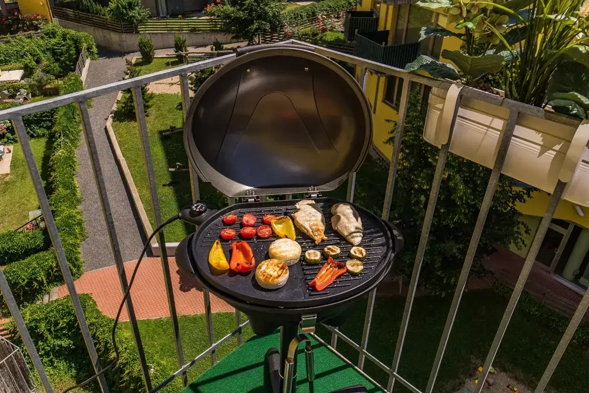 Grill na balkonie z kurczakiem, warzywami i serkiem. Idealne miejsce, gdzie można grillować w miejskim otoczeniu.