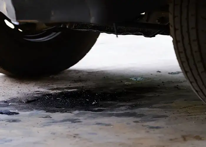 tache d'huile sous une voiture gar&eacute;e