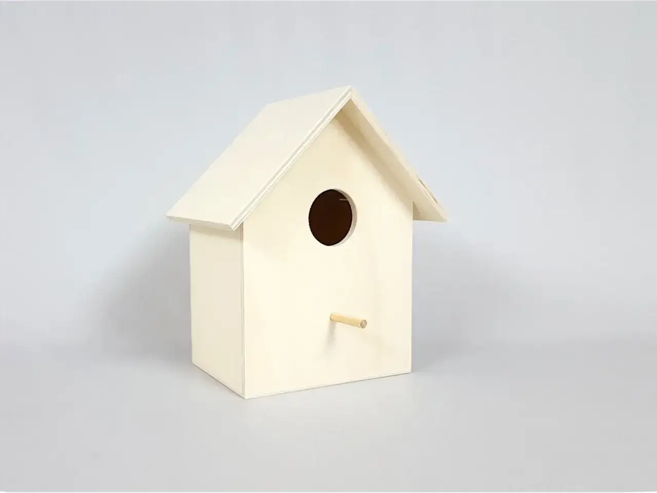 Casa de pájaros de madera sin pintar, lista para decorar. Ideal para manualidades y proyectos de casas de pájaros.