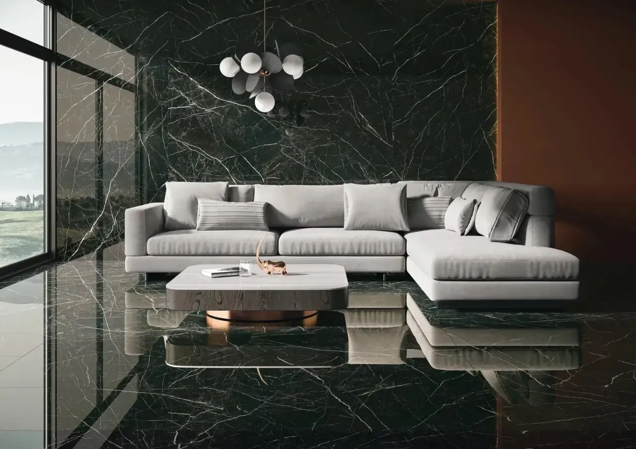 Nowoczesny salon z szarą sofą i stolikiem kawowym na tle ściany i podłogi z efektem **nero marquina**.