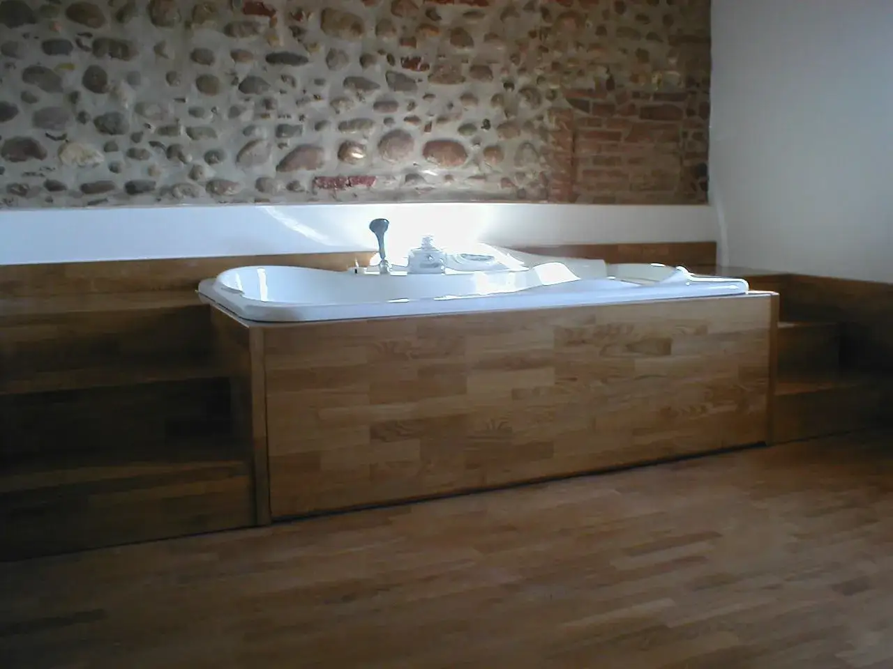 Nuova soluzione per rivestire vasca da bagno rovinata con pannelli in legno e un design moderno.