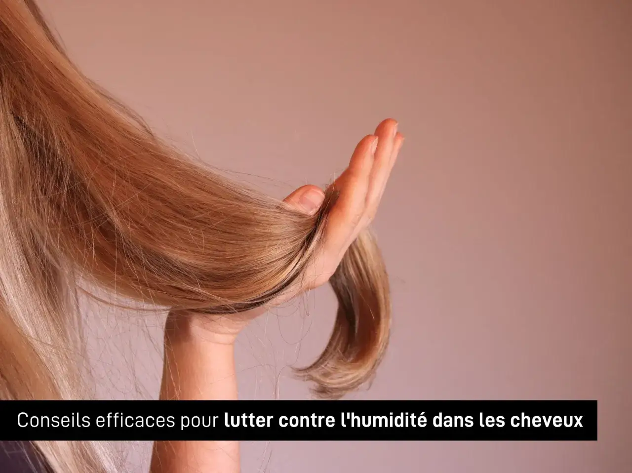 Une main caresse des cheveux blonds, un peu indisciplinés, suggérant des conseils pour dompter les mèches rebelles.