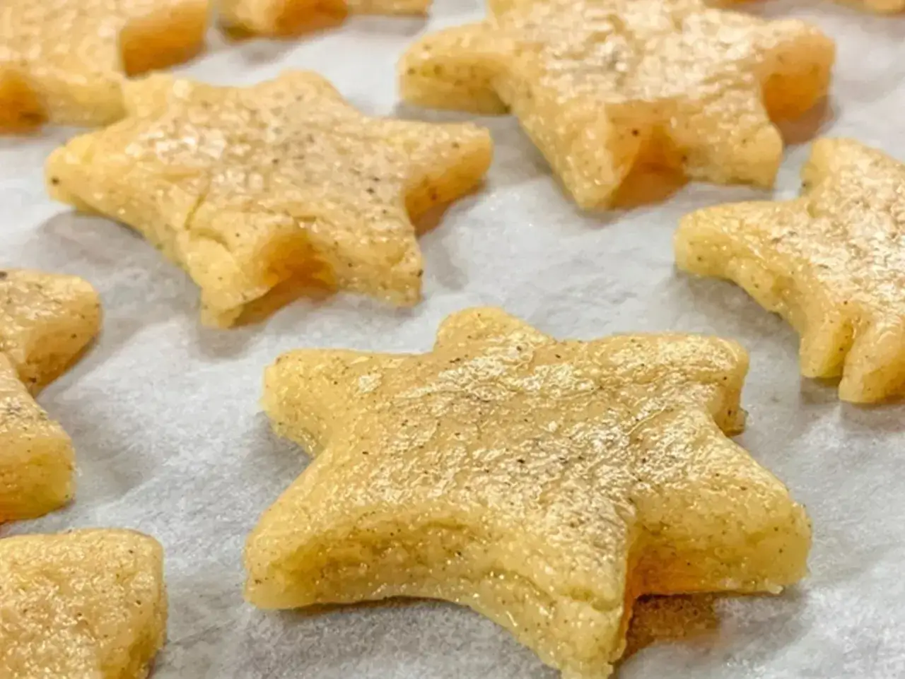 Gwiazdki z ciasta, gotowe do pieczenia. Idealne na świąteczny przepis na ciastka.