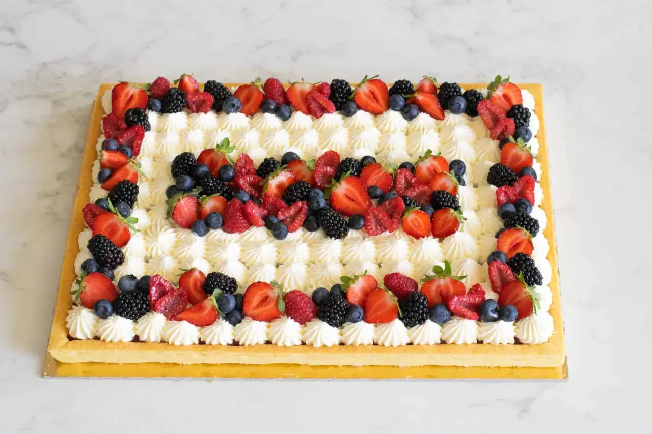 Crostata di frutta moderna con crema chantilly e un tripudio di fragole, lamponi, mirtilli e more fresche.