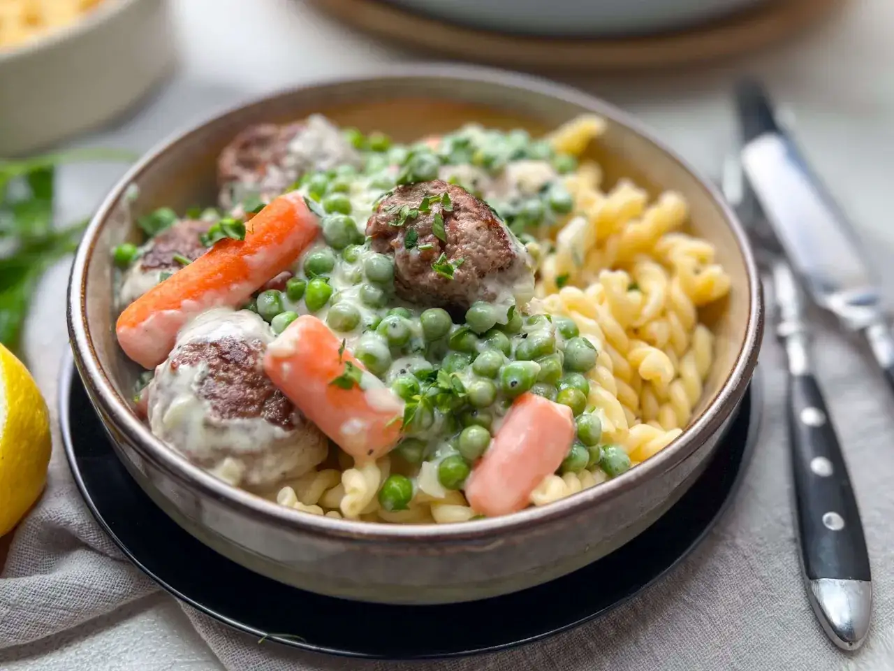 Herzhaftes Gericht mit Hackb&auml;llchen, Erbsen, Karottenst&uuml;cken und cremiger Sauce auf Spiralnudeln. Ein leckeres Wikingertopf Rezept f&uuml;r die ganze Familie.