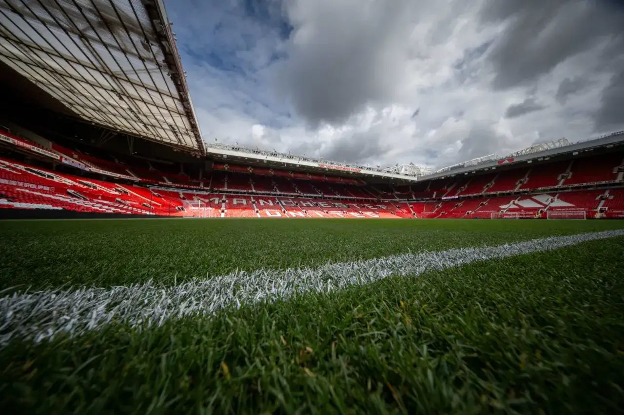 Stadion Old Trafford, z czerwonymi trybunami i zieloną murawą, gotowy na nowe manchester united transfery.