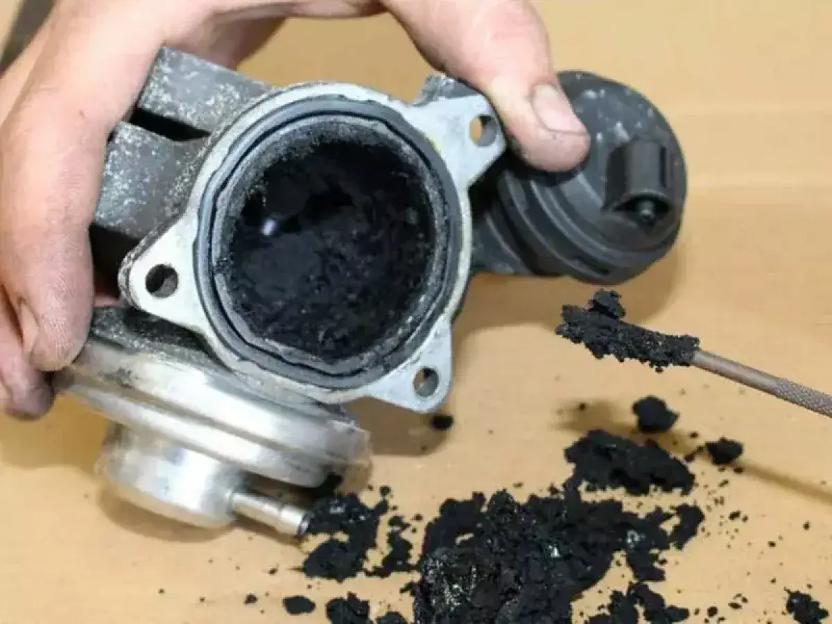 Accumulo di fuliggine in un componente del motore diesel, una delle possibili cause di perdita potenza motore diesel.
