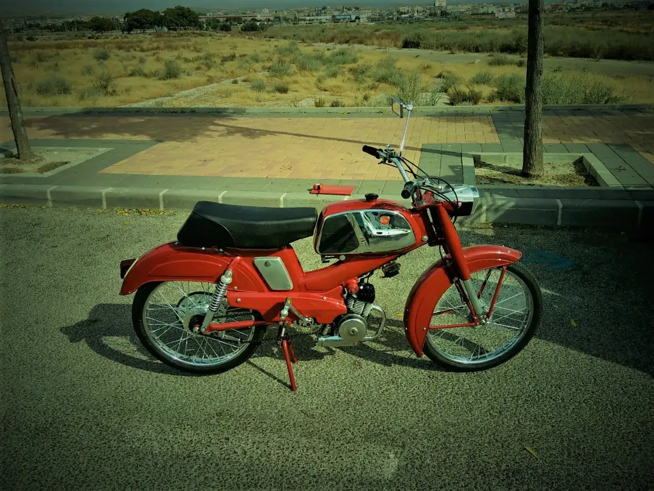 Ciclomotor rojo clásico aparcado, listo para la acción. ¡No olvides el nuevo plazo para matricular ciclomotores!