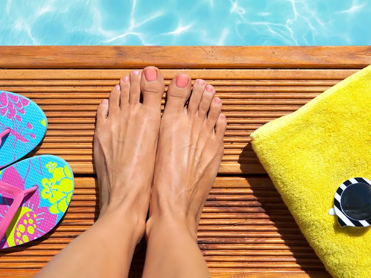 Piedi curati pronti per l'estate, un esempio di come fare la pedicure a casa con un tocco di colore.