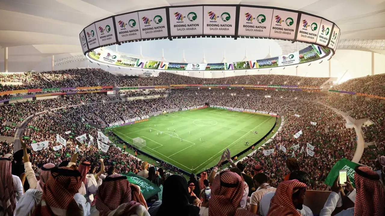 Stadion pełen kibic&oacute;w, flagi Arabii Saudyjskiej i banery 
