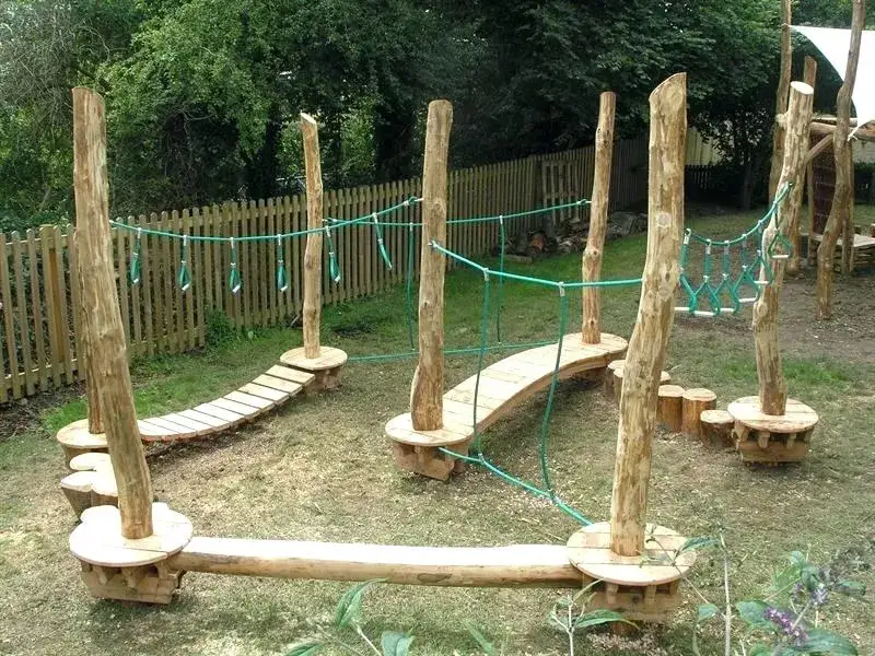 Pomysły na naturalny plac zabaw dla dzieci DIY