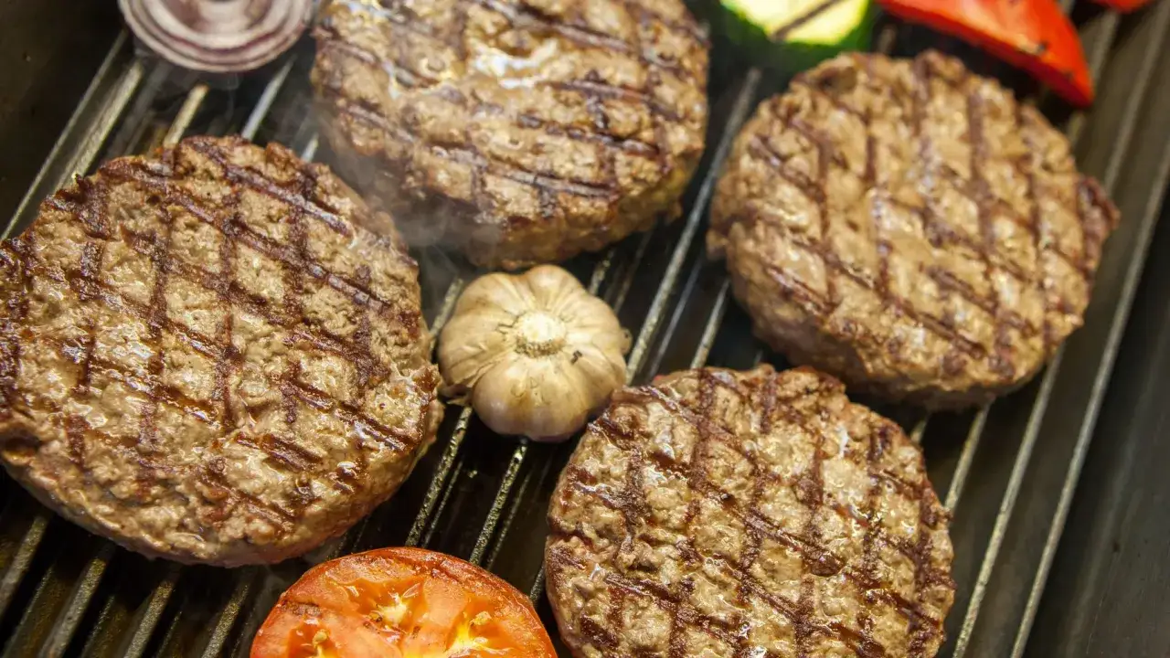 perfekcyjnie usmażony burger wołowy