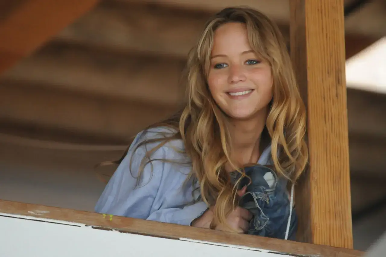 Jennifer Lawrence ler glatt, kanske i en scen fr&aring;n en av hennes filmer.