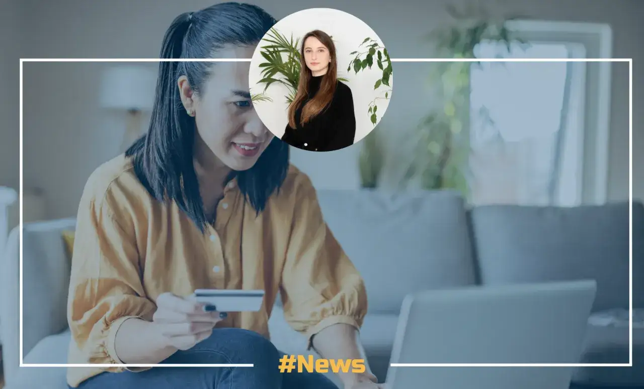 Kobieta z kartą kredytową przy laptopie, obok zdjęcie influencerki. Analiza najczęstszych skarg klientów na sklep internetowy.