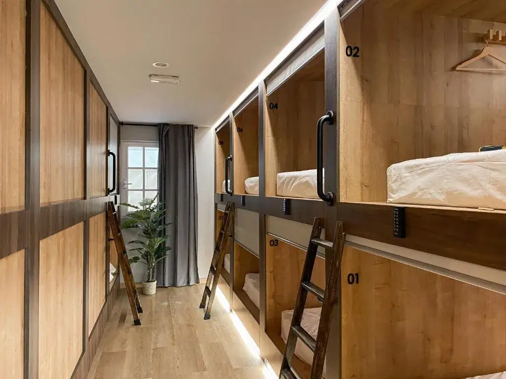wnętrze hostelu pok&oacute;j wsp&oacute;lny